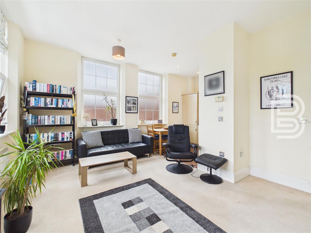 Property photo 3 of 25 Cam03823G0-Pr0148-Still019.Jpg
