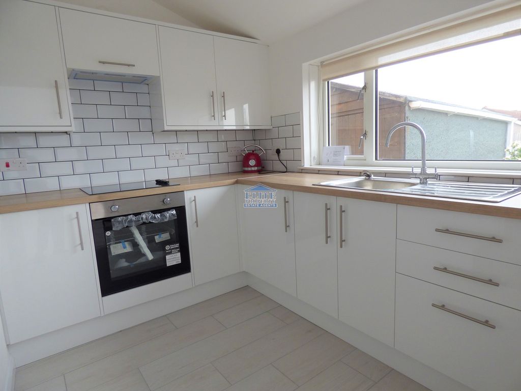 Property photo 2 of 8 Kitchen