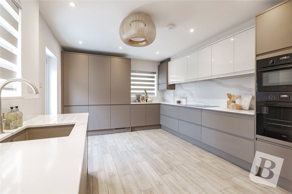 Property photo 2 of 29 Picture No. 12