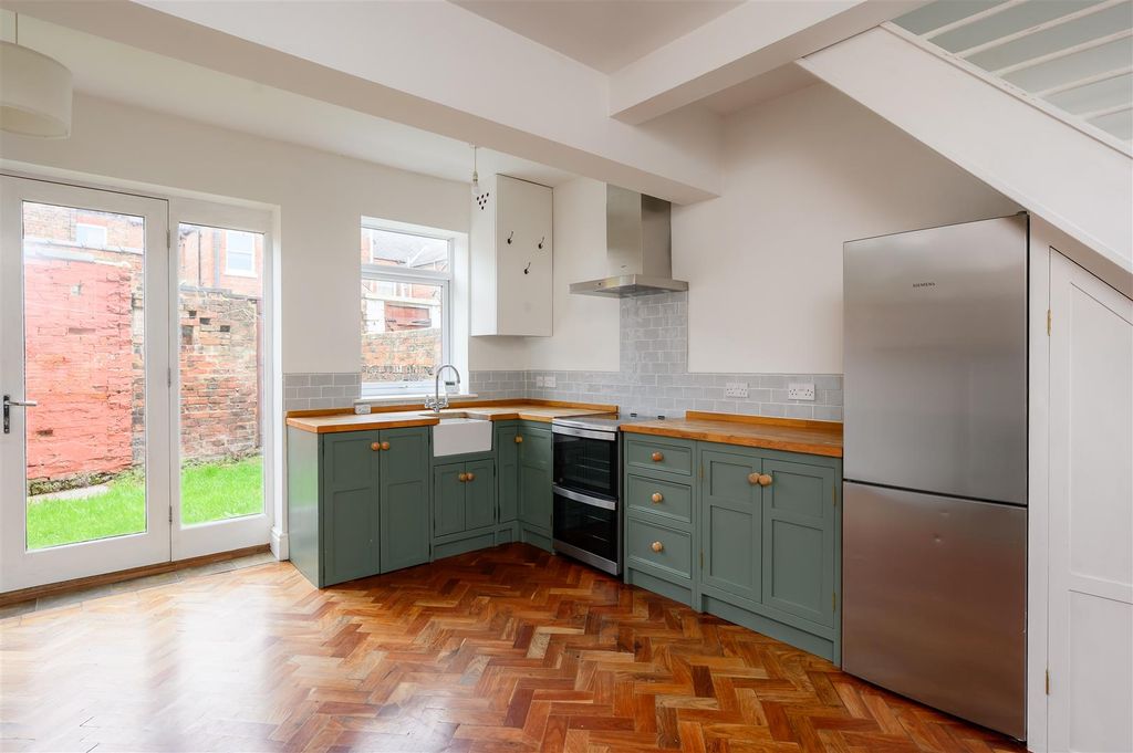 Property photo 3 of 12 Kitchen