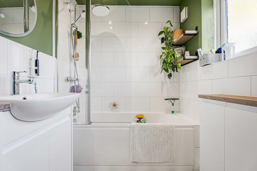 Property photo 3 of 25 Bathroom
