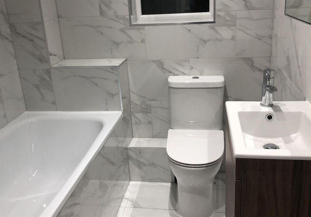 Property photo 3 of 6 Bathroom. Landscape.Jpg