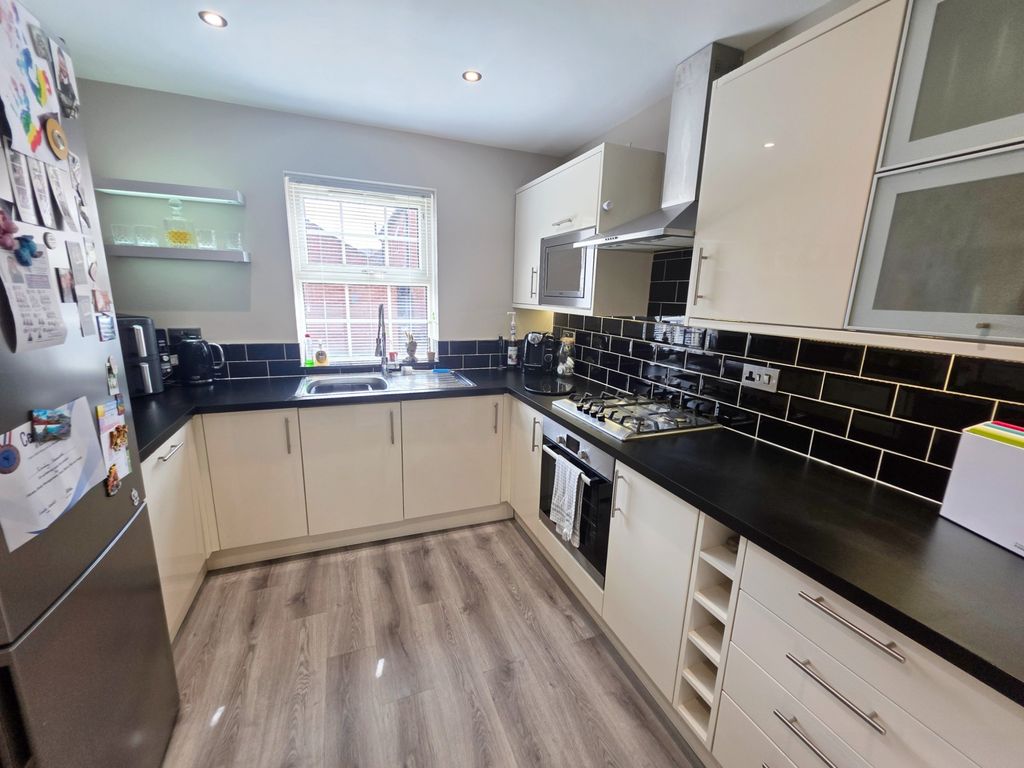 Property photo 3 of 19 Kitchen