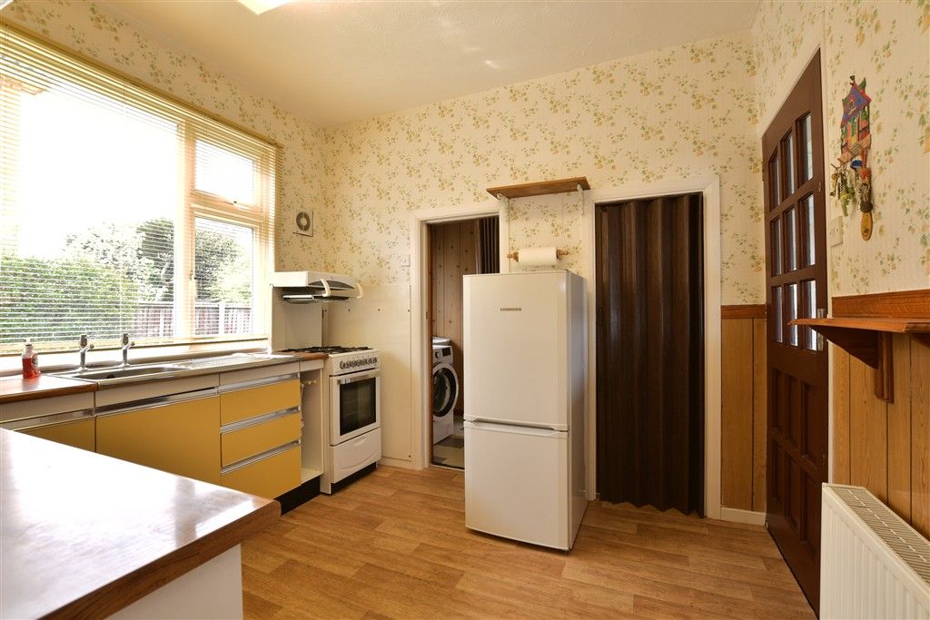 Property photo 3 of 11 Kitchen
