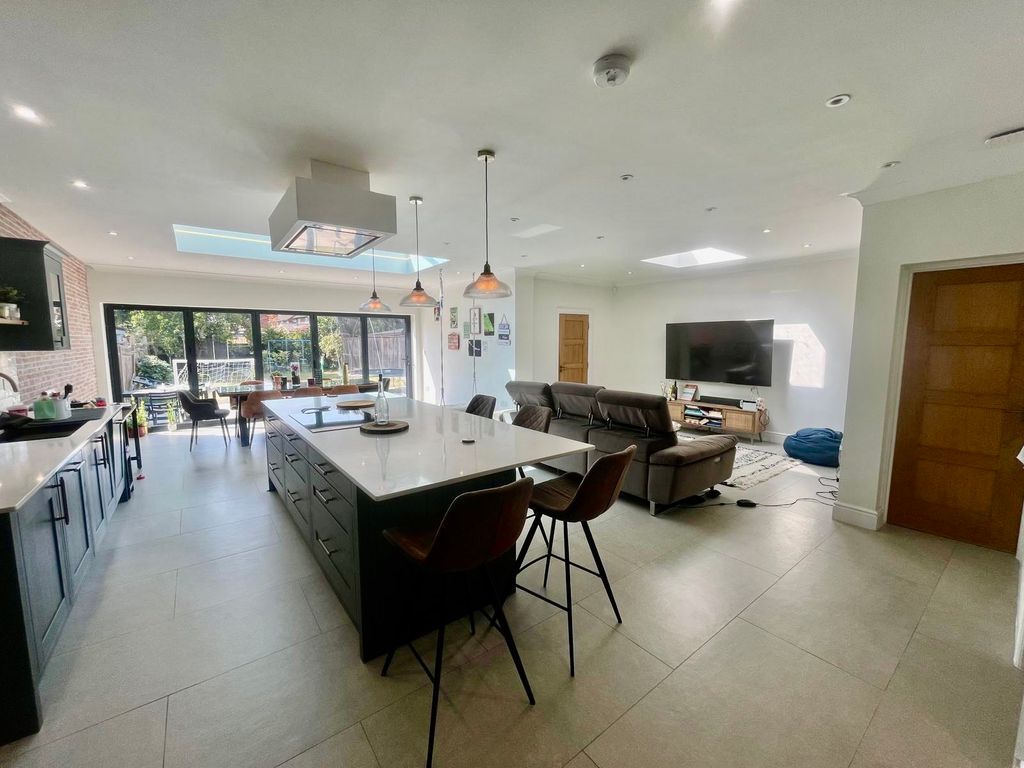 Property photo 3 of 22 2B0c2B30-15Bd-452E-8F96-E7F60c5E925c