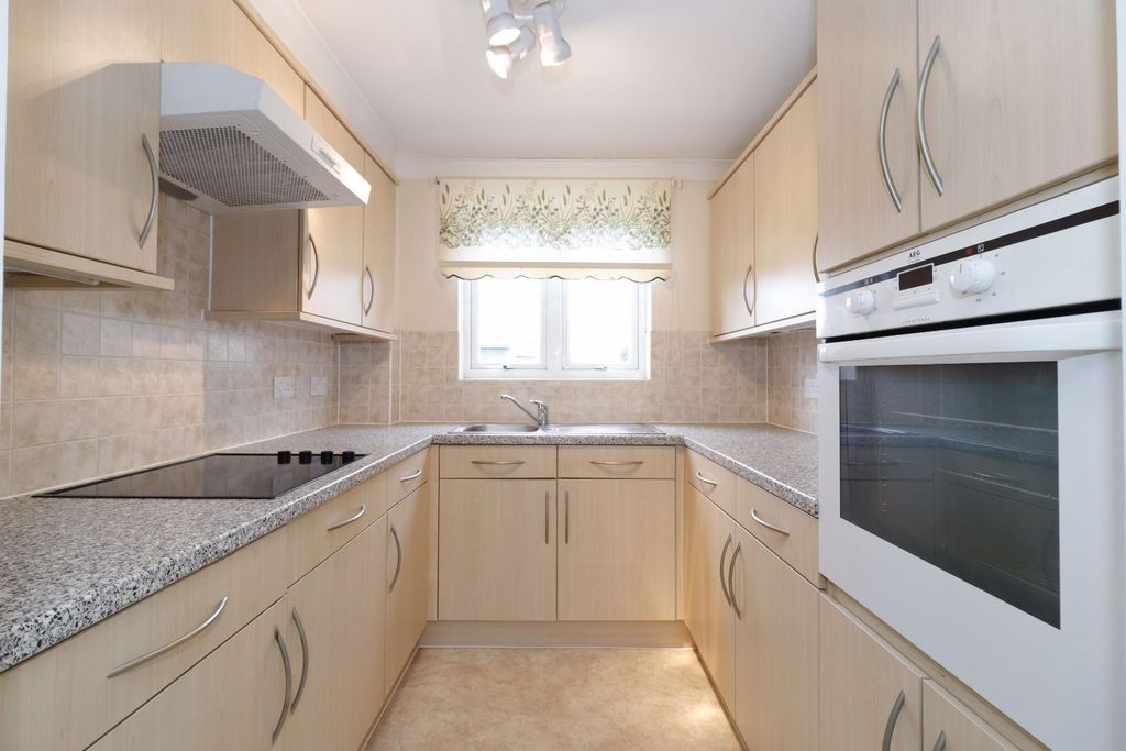 Property photo 3 of 11 Kitchen