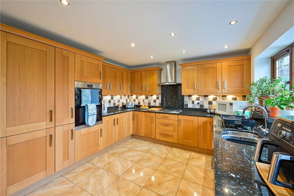 Property photo 2 of 35 Picture No. 13