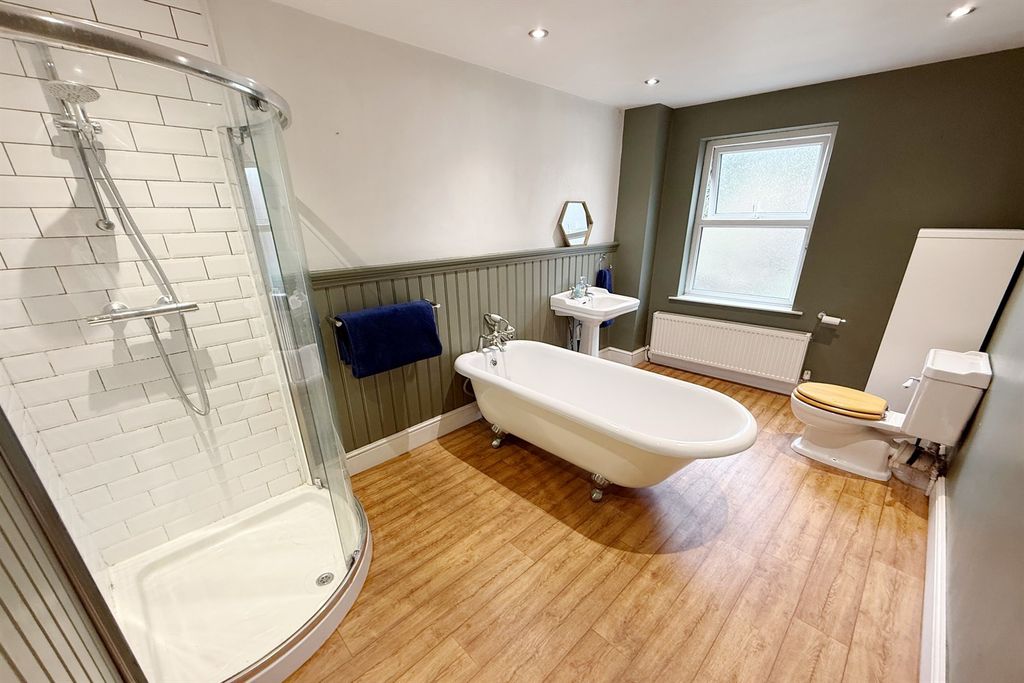 Property photo 3 of 19 Bathroom