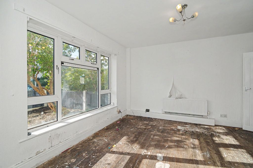 Property photo 2 of 18 257 Kingsway Park, Urmston, Manchester M41 7EE