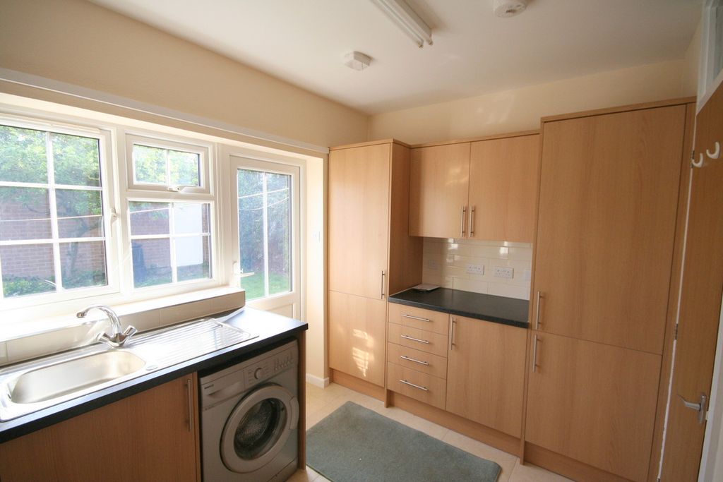 Property photo 3 of 8 Kitchen