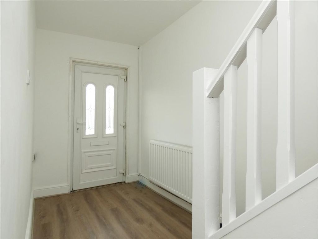 Property photo 3 of 14 Entrance Hall