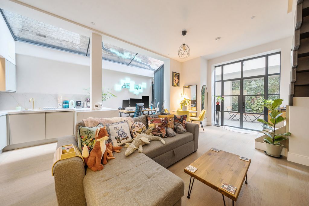 Property photo 2 of 20 1381329-15-691495...