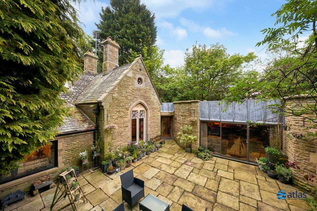 Property photo 2 of 33 Courtyard