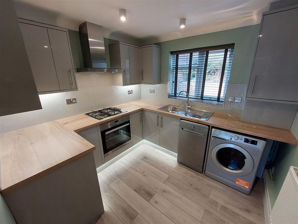 Property photo 2 of 9 Kitchen
