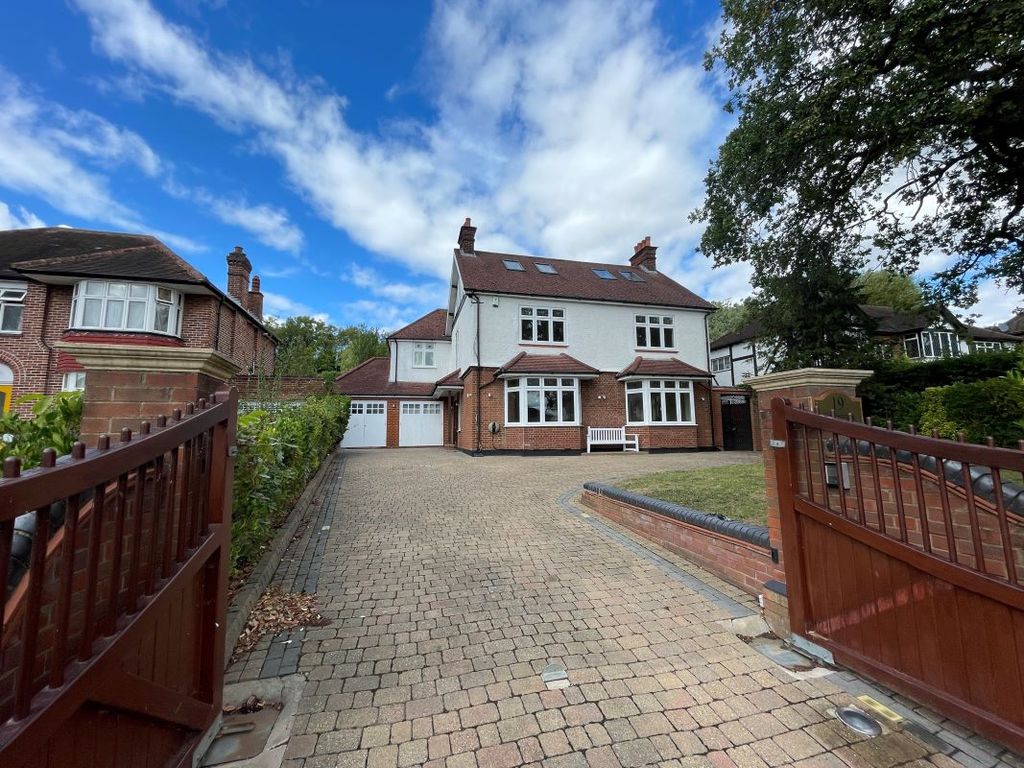 Property photo 1 of 32