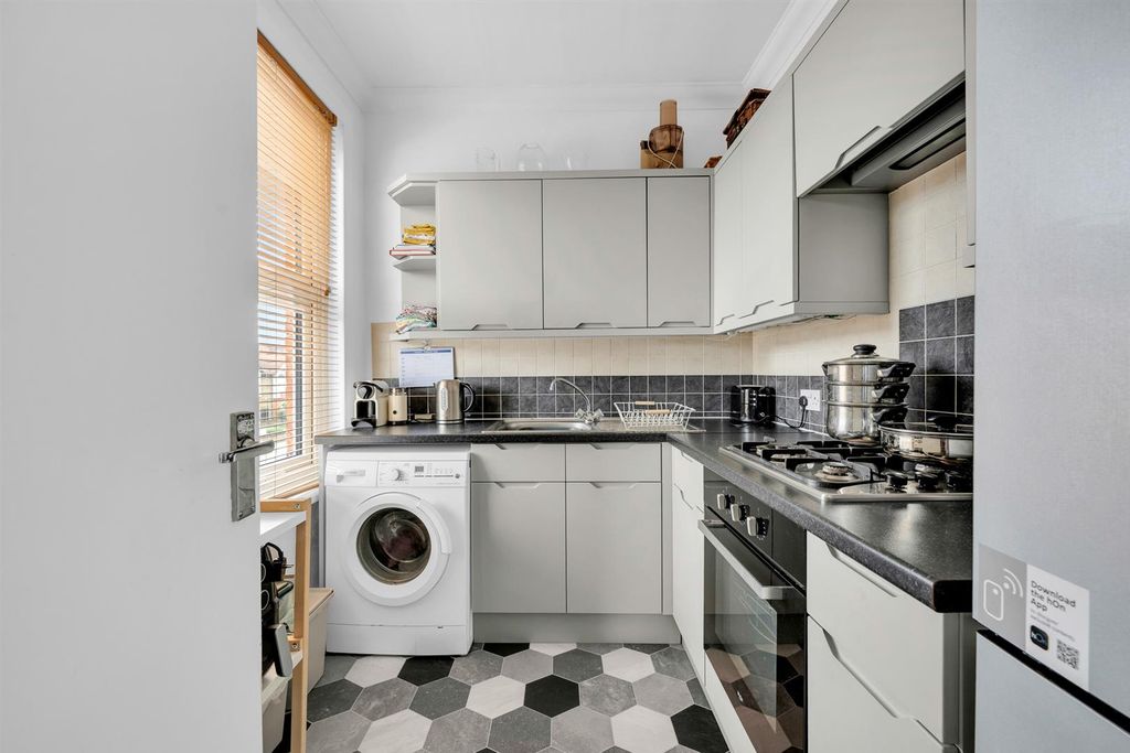 Property photo 3 of 9 Kitchen