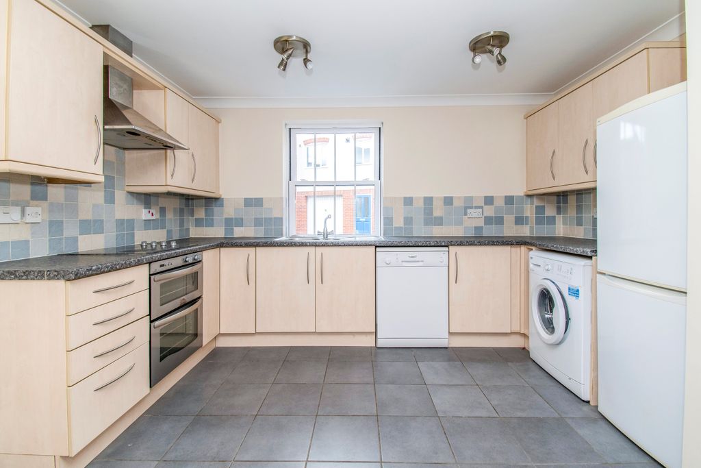 Property photo 2 of 10 Kitchen