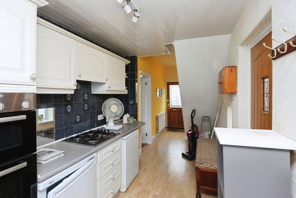 Property photo 3 of 18 Kitchen
