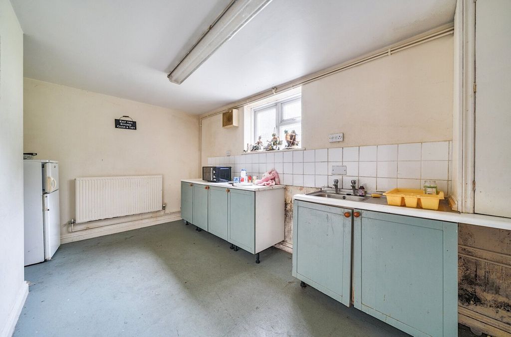 Property photo 3 of 8 Kitchen