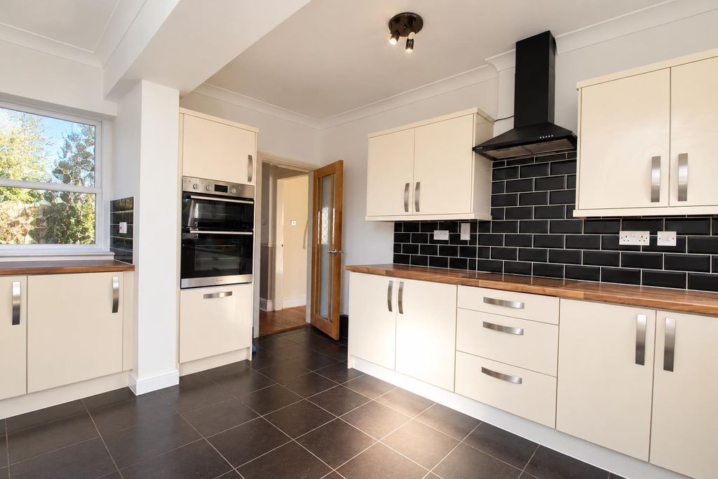 Property photo 3 of 10 A2A402A9-E1c4-452B-8Bf8-Bb069A7B7E77.Png