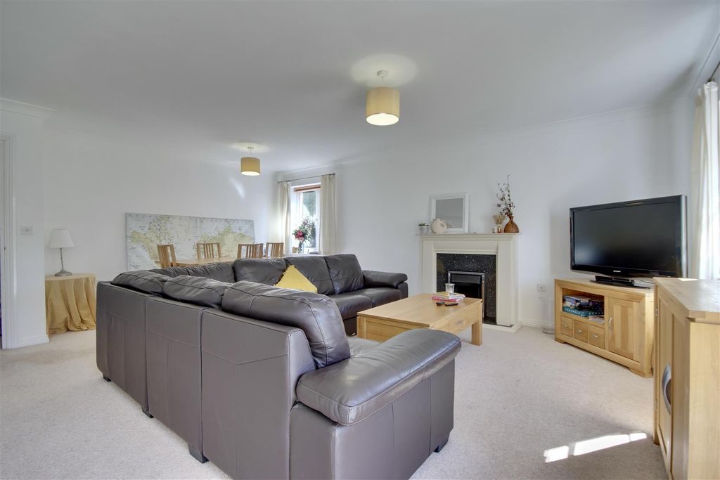 Property photo 3 of 10 Ff68E6C2-0C76-4575-98Bc-03383492D46C_1_201_A.Jpeg