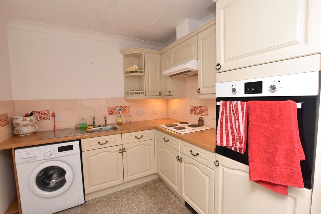 Property photo 3 of 7 Kitchen