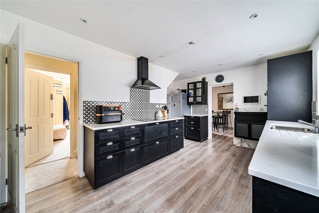 Property photo 2 of 19 Picture No. 14