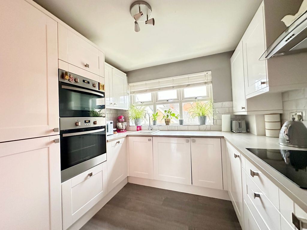 Property photo 3 of 11 Kitchen