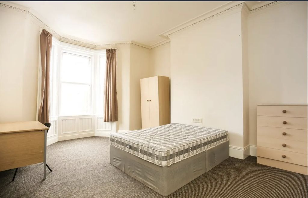 Property photo 1 of 6 Bright, Airy Bedroom With A Large Bay Window, Neut...