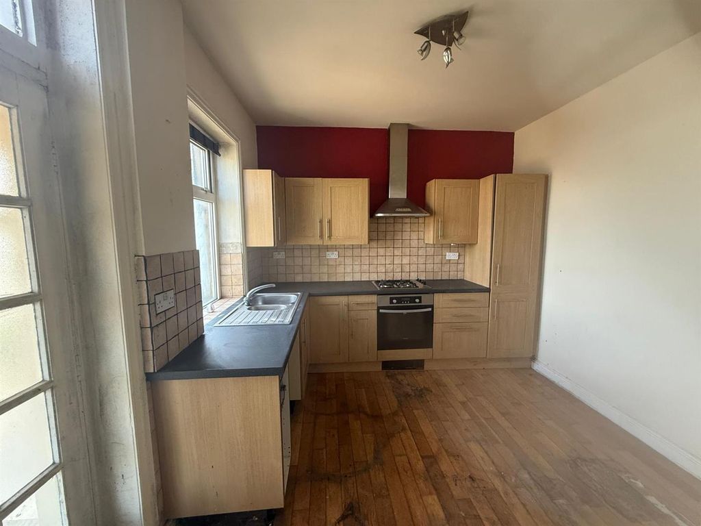 Property photo 3 of 8 Kitchen