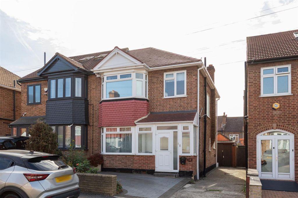 Property photo 1 of 22 Trevose Road, E17