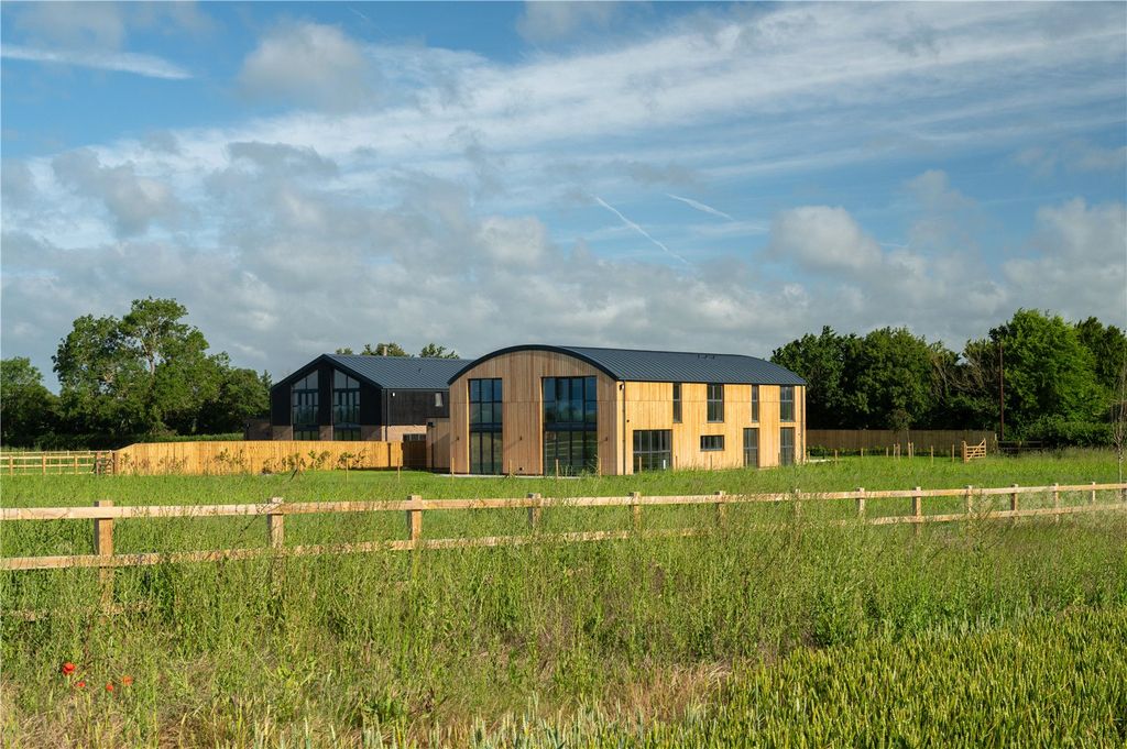 Property photo 3 of 11 Lindhay Barn