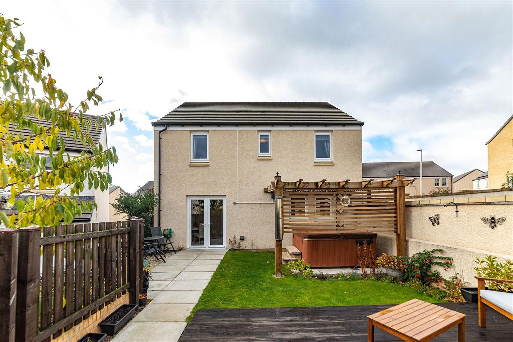 Property photo 2 of 26 8 Knoll Park Avenue Galashiels 58.Jpg