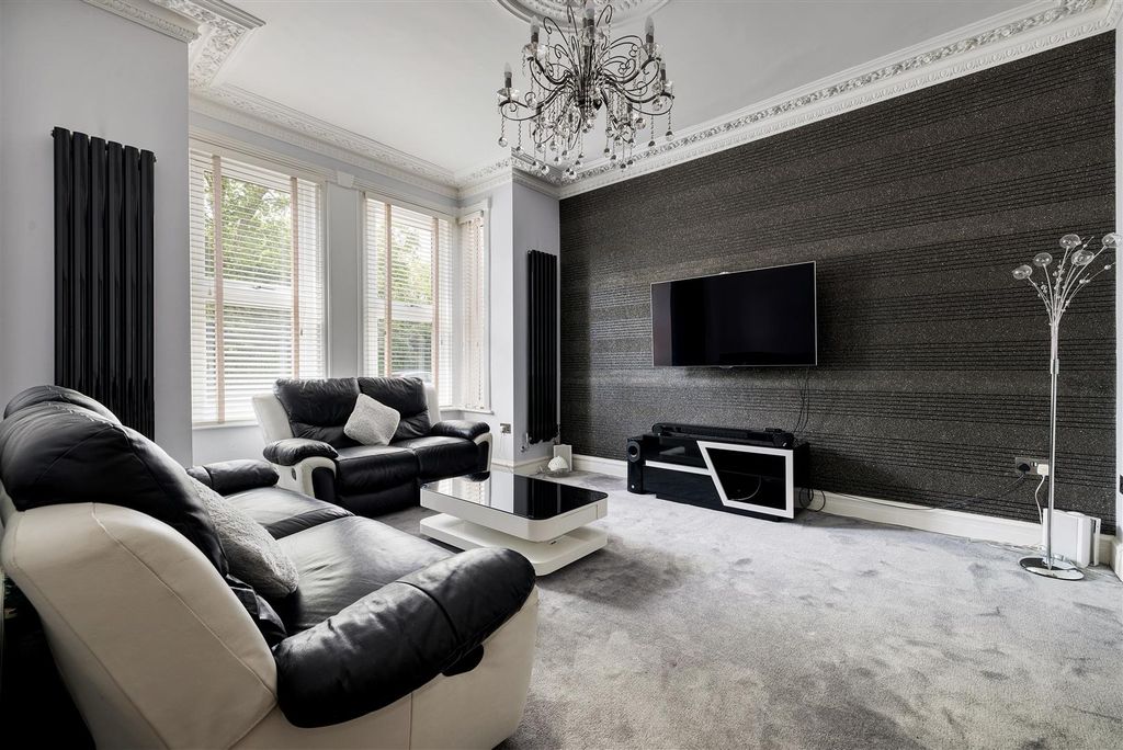 Property photo 2 of 34 Upton Lane, E7