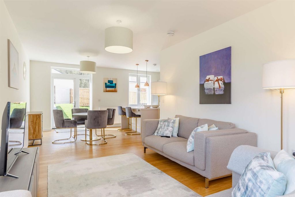 Property photo 1 of 10 Living Room