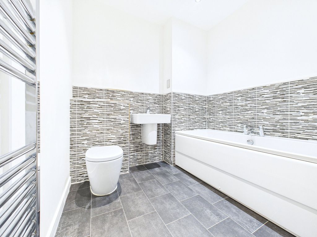 Property photo 3 of 20 Bathroom