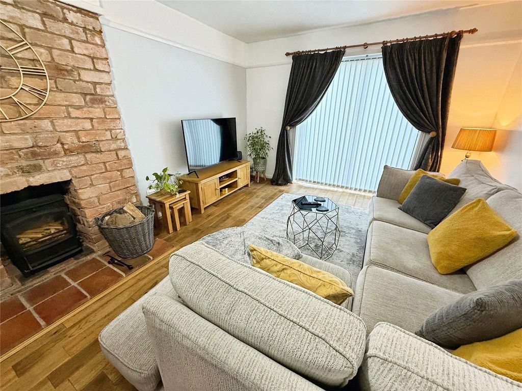 Property photo 3 of 15 Lounge