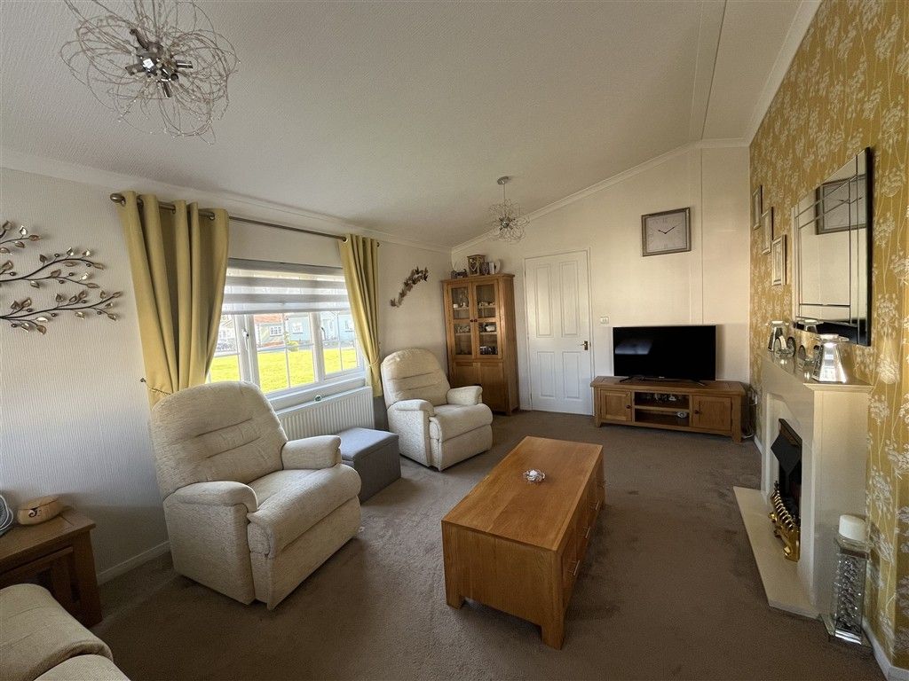 Property photo 2 of 11 Lounge