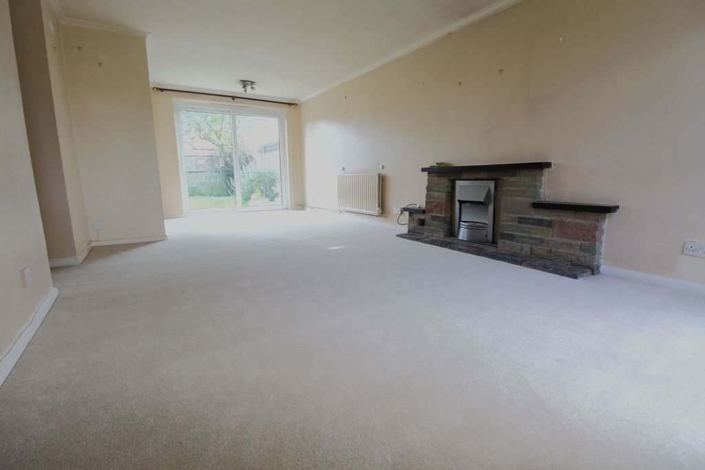 Property photo 3 of 10 Lounge