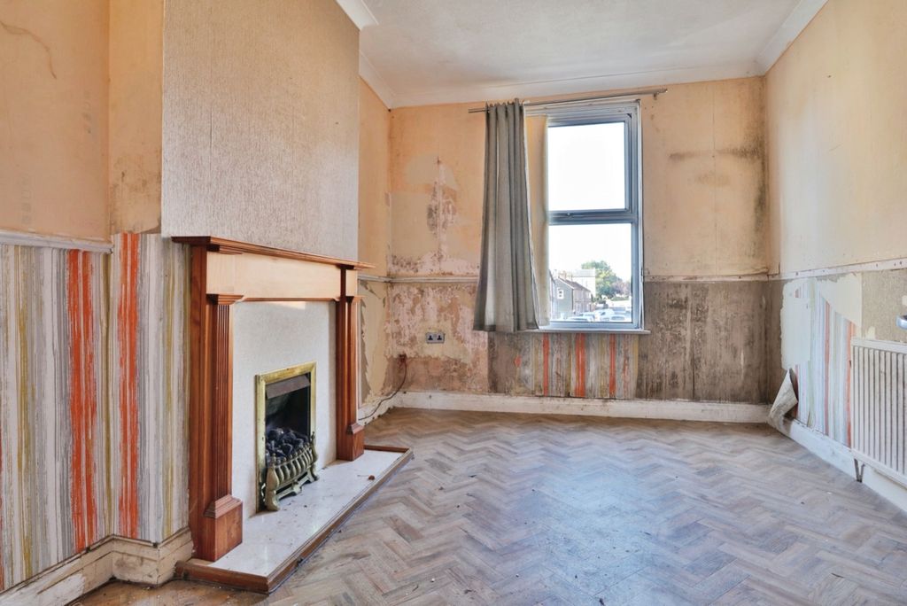 Property photo 3 of 17 4295656