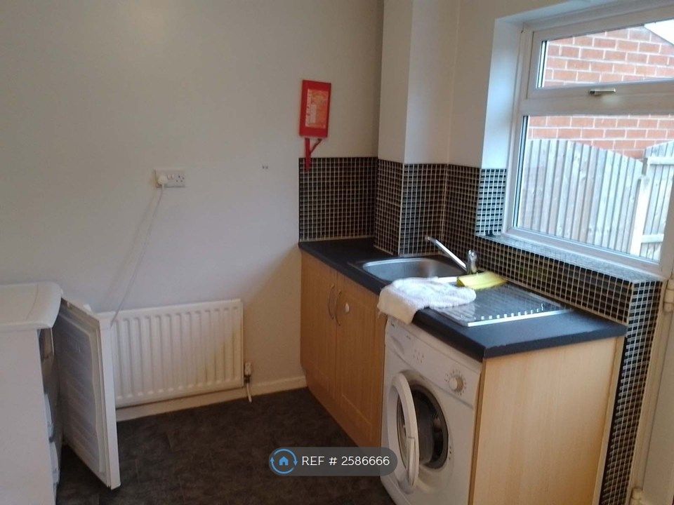 Property photo 3 of 9 Kitchen