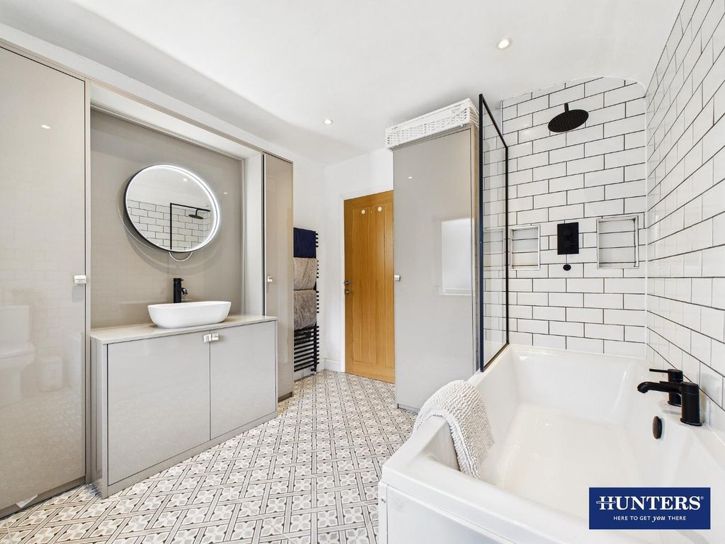 Property photo 3 of 17 Bathroom