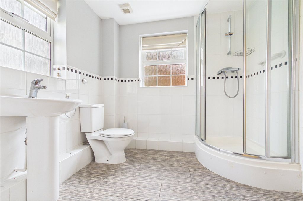 Additional image 10 of 2 bed flat for saleOld College Road, Newbury, Berkshire RG14