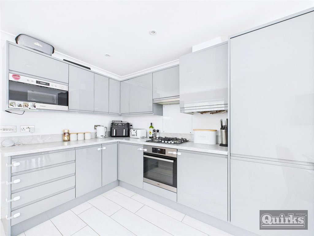 Property photo 3 of 18 Cam02342G0-Pr0102-Still006.Jpg