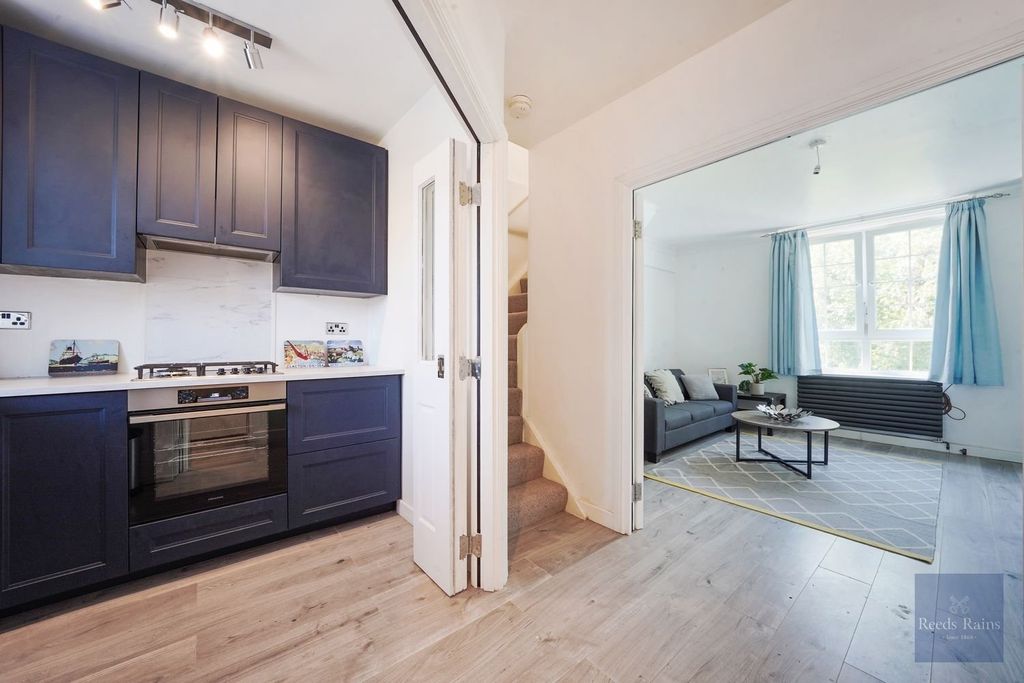 Property photo 1 of 14 Hall