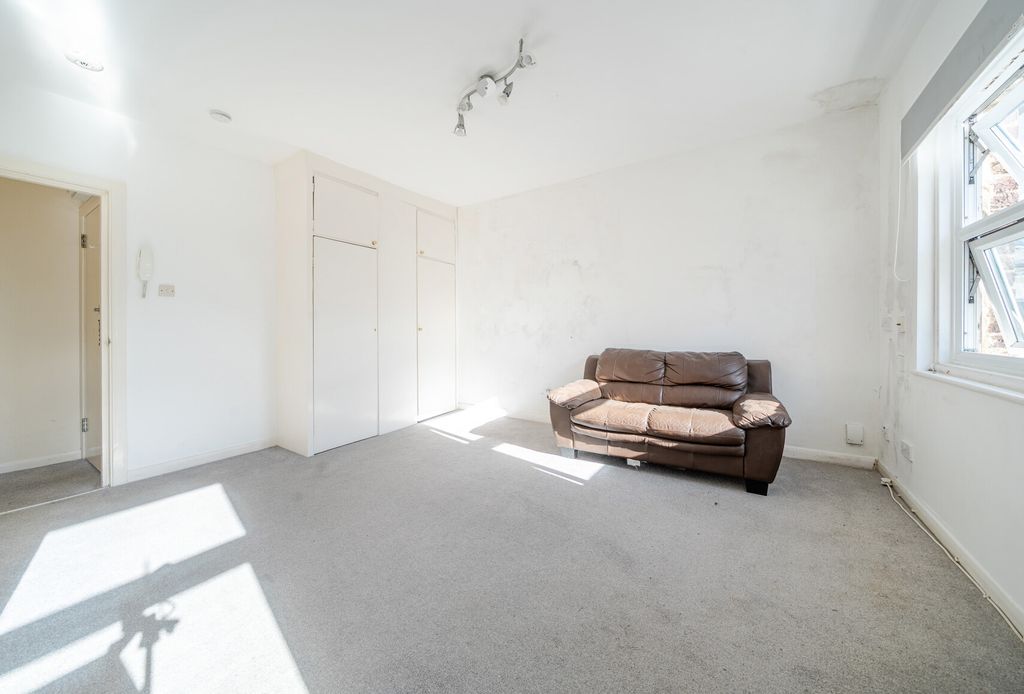 Property photo 2 of 8 1373625-12-68Fb79...