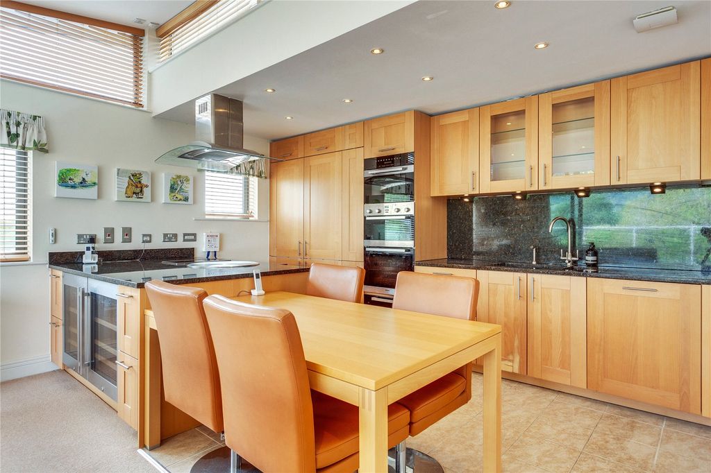 Property photo 3 of 20 Fully Fitted Kitchen