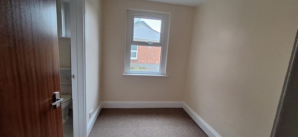 Property photo 2 of 5 Bedroom