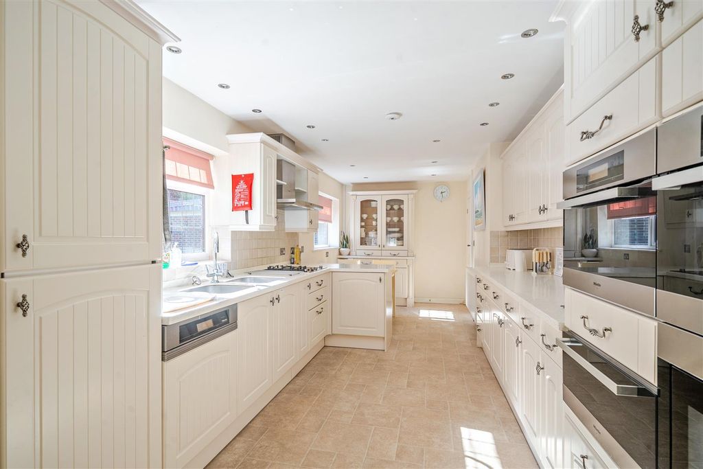 Property photo 3 of 21 12 Ford Close