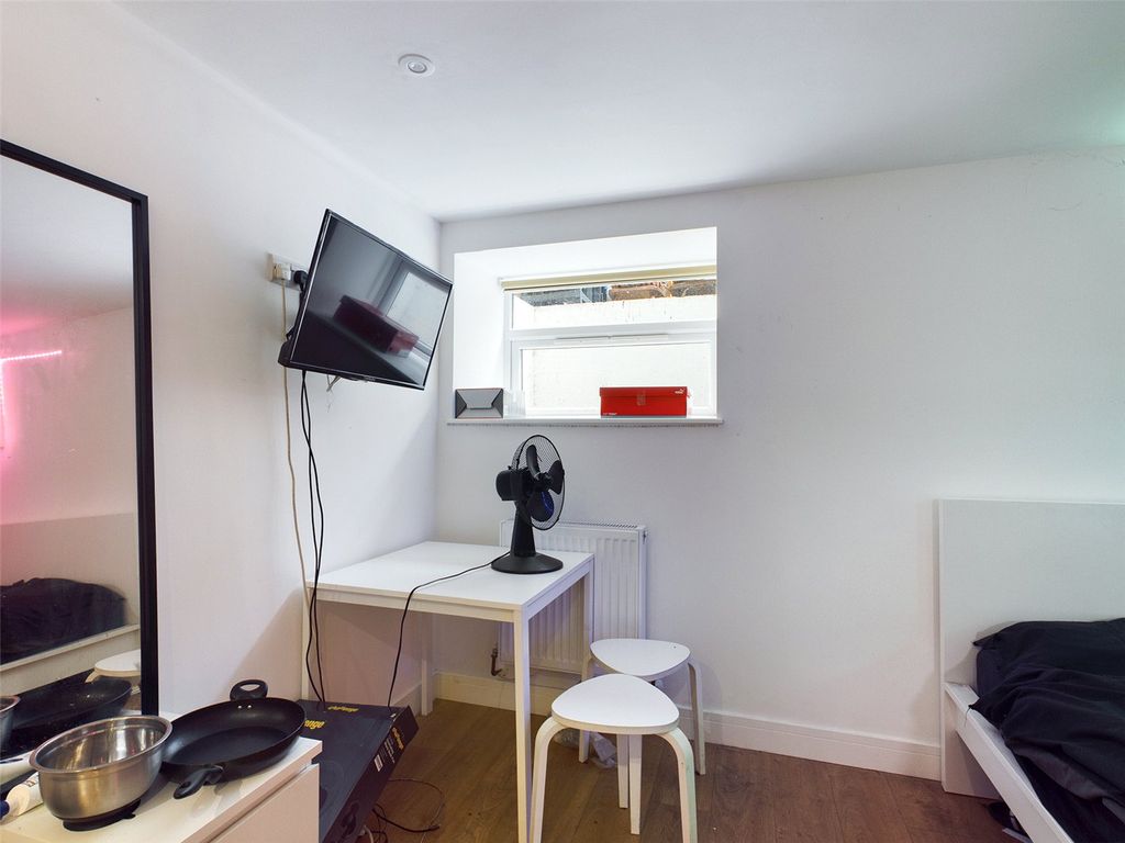 Property photo 3 of 6 Studio